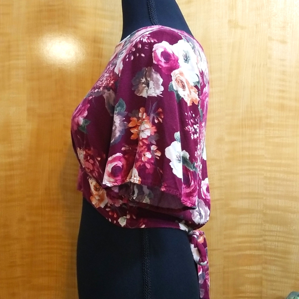Crop top in burgundy w/flowers size S. - Picture 3 of 8